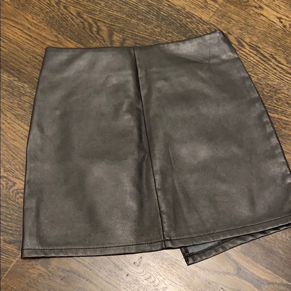Black faux leather mini skirt - Picture 2 of 3